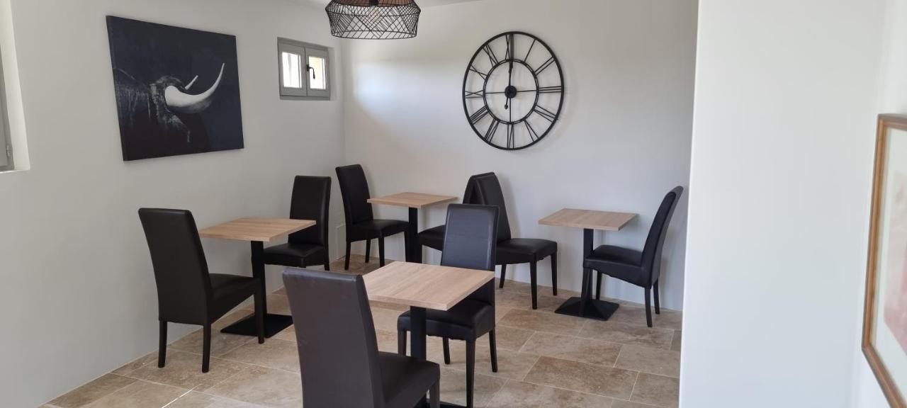 Le Petit Eden Panzió Saint-Quentin-la-Poterie Kültér fotó